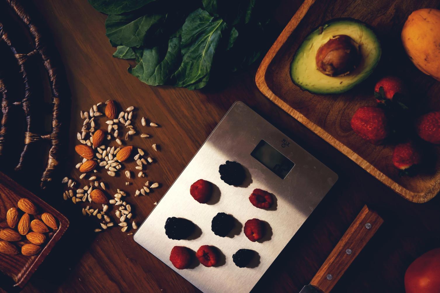 Разнообразие свежих овощей и специй для вегетарианских рецептов