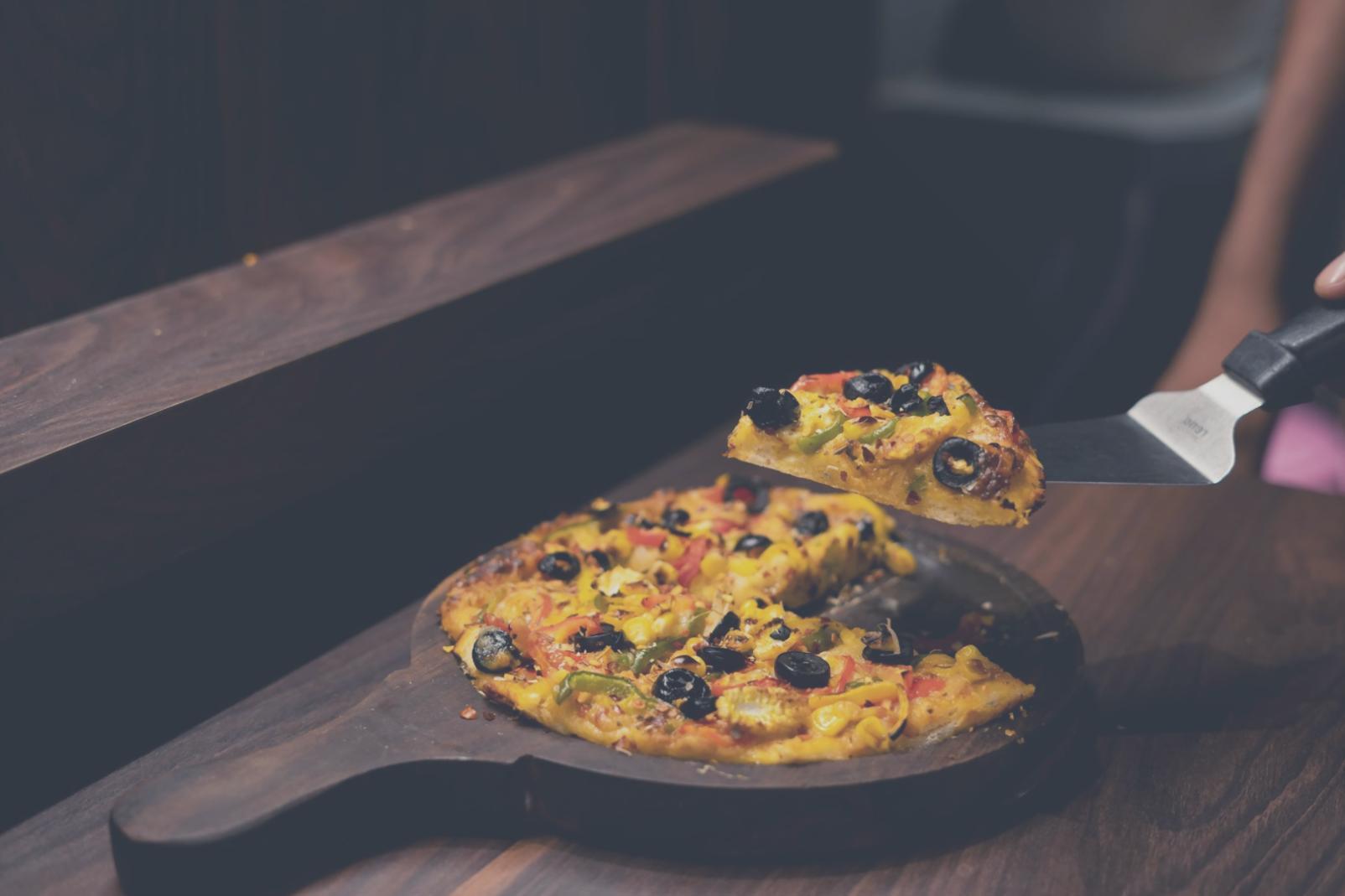 Готовое веганское блюдо с акцентом на сервировку и текстуру ингредиентов