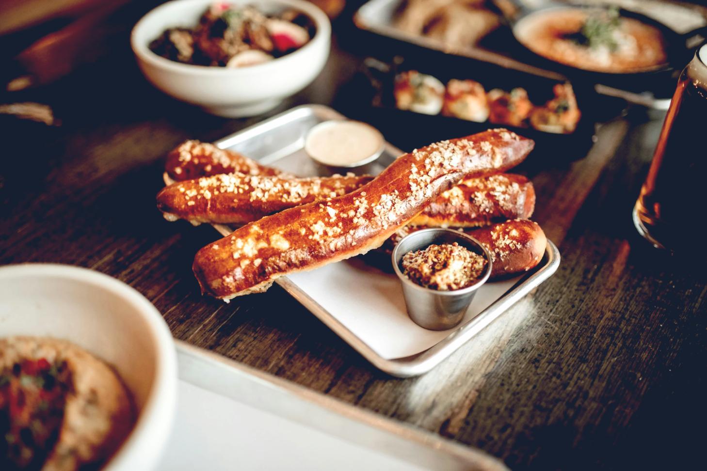 Разнообразные веганские блюда демонстрируют возможности растительной кулинарии